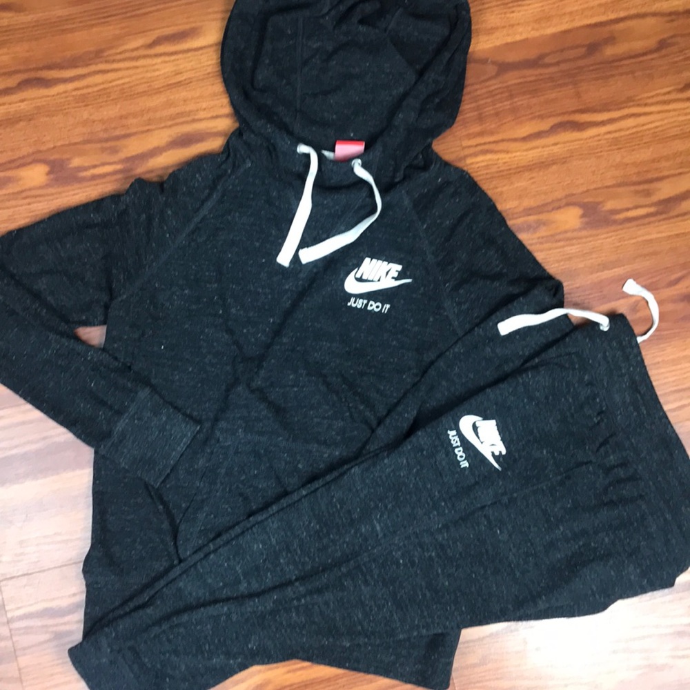EUC Nike Outfit. Capris Pants and pull over hoodie.